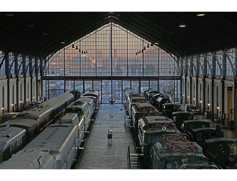 Vista parcial de la Sala de Tracci�n del del Museo del Ferrocarril de Madrid, con el Planetario al fondo