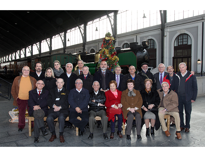 Voluntarios CEATE y personal del Museo posando junto al �rbol de Navidad