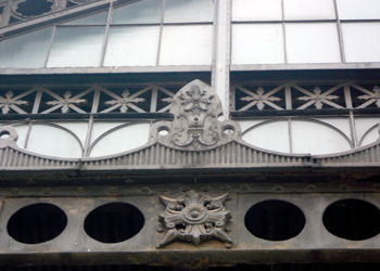 Detalle de la ornamentaci�n en hierro de la marquesina