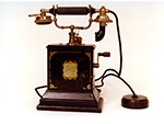 Tel�fono de sobremesa con magneto y manivela (Ericsson, Beeston-Gran Breta�a, d�cada 1910) - Pieza IG: 00334