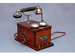 Tel�fono de sobremesa con magneto y manivela (Espa�a, ca.1900-1930). Donaci�n: Amparo y M� Jes�s Moreno Hern�ndez - Pieza IG: 08056