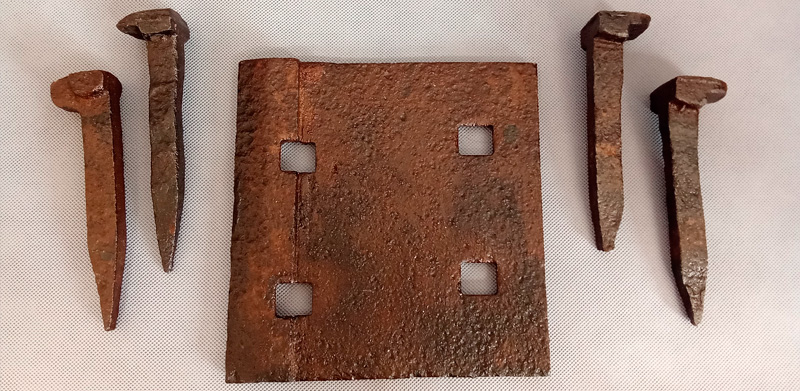 Placa de asiento y escarpias