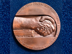 Medalla conmemorativa de la inauguraci�n del enlace ferroviario Atocha-Chamart�n, julio 1967 (Manolo Prieto, Madrid, 1967). Donaci�n: Sr. Urcola - Pieza IG: 00786