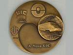 Medalla conmemorativa de la UIC por el nuevo sistema de comunicaciones ferroviarias, 1993 (Grabador: Suc. Fernando Santos. Dise�ador: Ferreira, Lisboa, 1993) - Donaci�n: Enrique Balbuena - Pieza IG: 08317