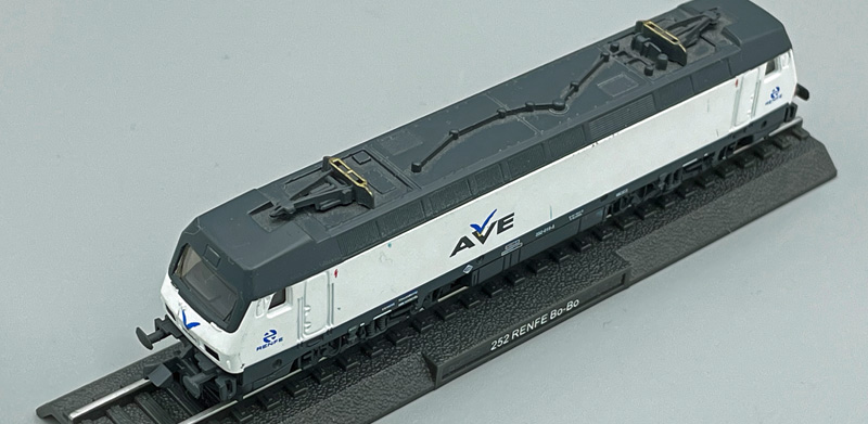 Modelo de locomotora el�ctrica 252 de AVE