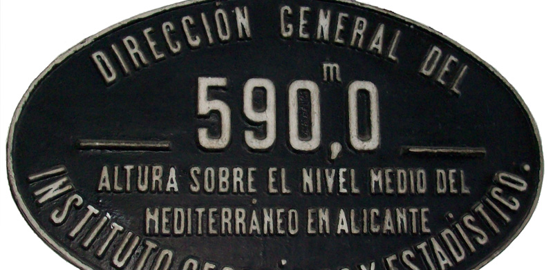 Placa de altitud de la estaci�n de Madrid-Delicias