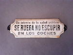 Placa informativa en el interior de coches de viajeros �No escupir� (d�cada 1940). Donaci�n: Octavio S�nchez Garc�a - Pieza IG: 07010